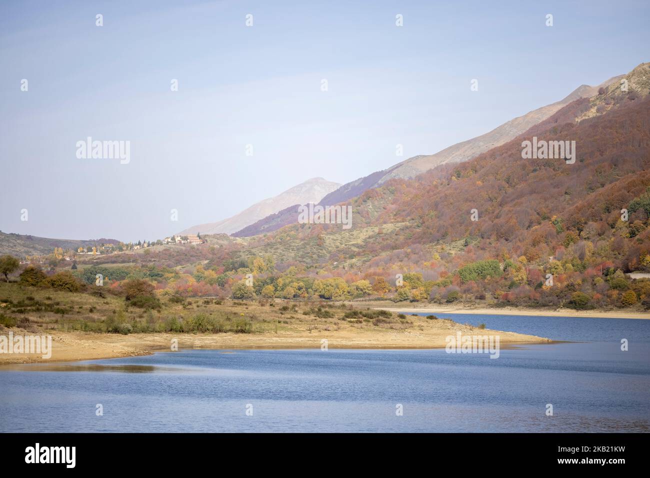 Herbst am campotosto See, abruzzen, Italien Stockfoto