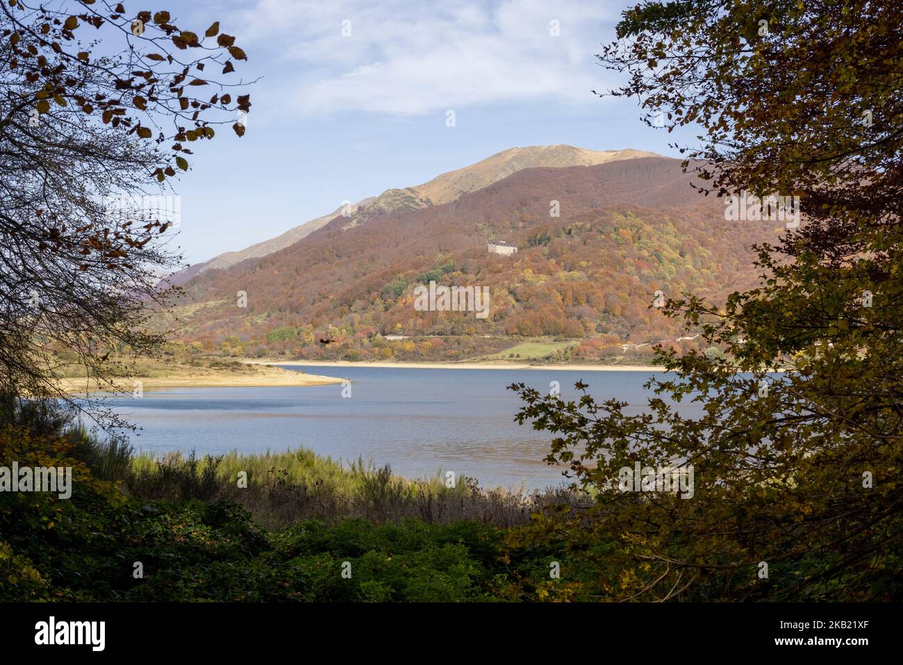 Herbst am campotosto See, abruzzen, Italien Stockfoto
