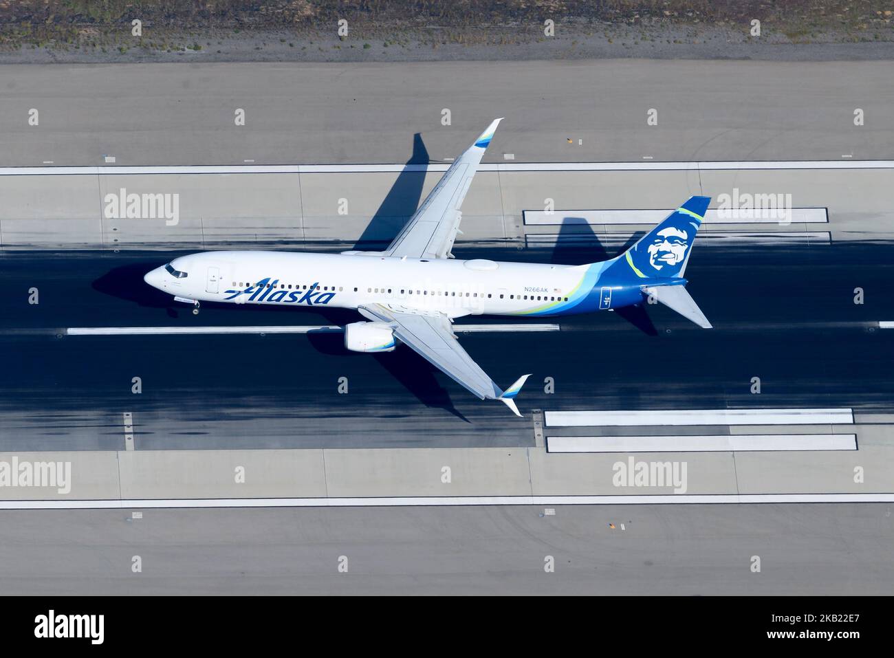 Alaska Airlines Boeing 737 Landeanflug aus der Luft. Flugzeug N266AK kommt von oben gesehen an. Alaska Airlines 737-900 Flugzeug. Stockfoto