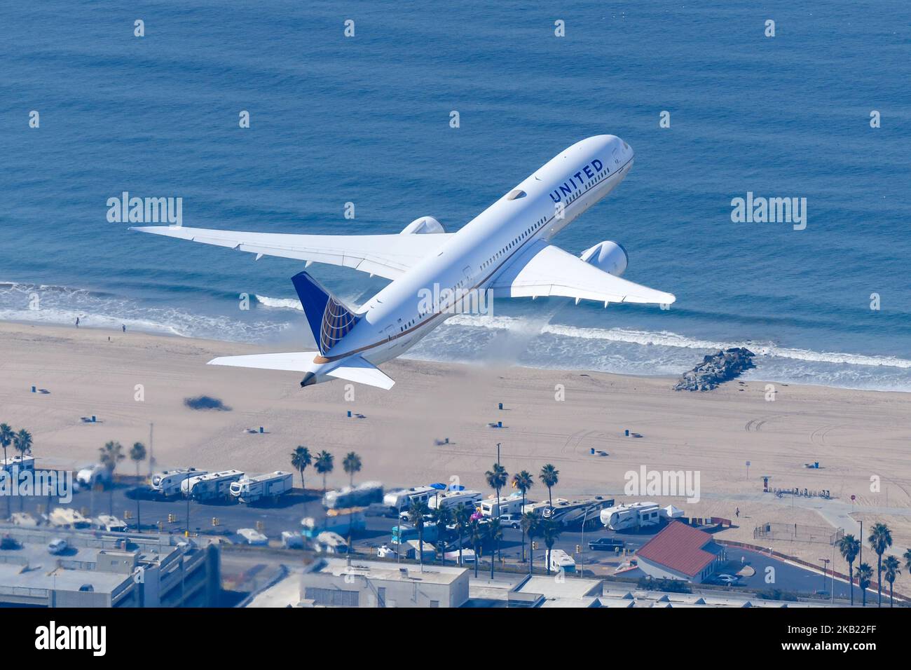 United Airlines Boeing 787-Flugzeuge starten vom Flughafen Los Angeles. Flugzeug N26967 von United Airlines fliegt nach dem Start. 787-8 Dreamliner. Stockfoto
