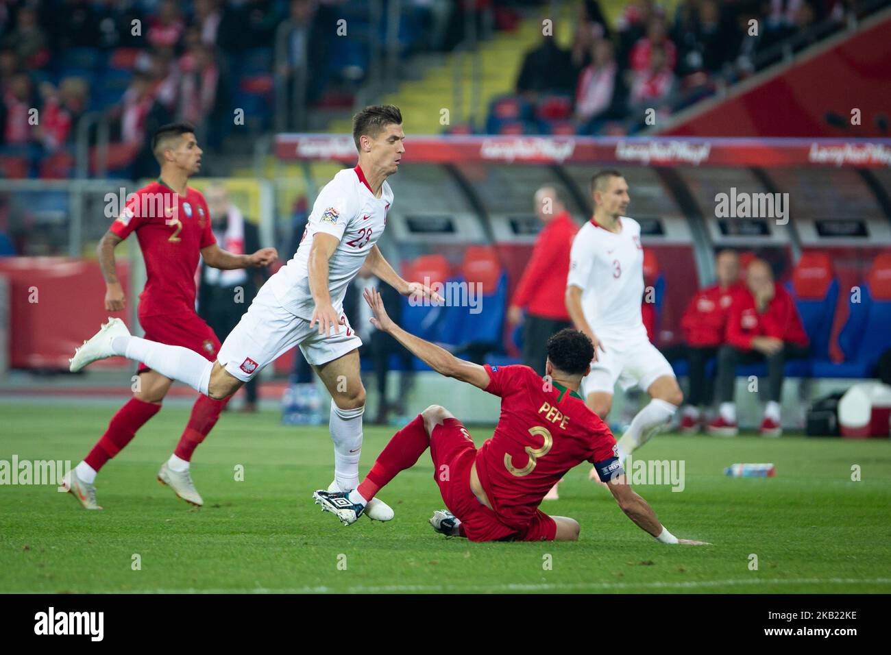 Krzysztof Piatek, Pepe (Kepler Laveran de Lima Ferreira) während der UEFA Nations League Ein Fußballspiel zwischen Polen und Portugal im Schlesischen Stadion in Chorzow, Polen am 11. Oktober 2018 (Foto: Mateusz Wlodarczyk/NurPhoto) Stockfoto
