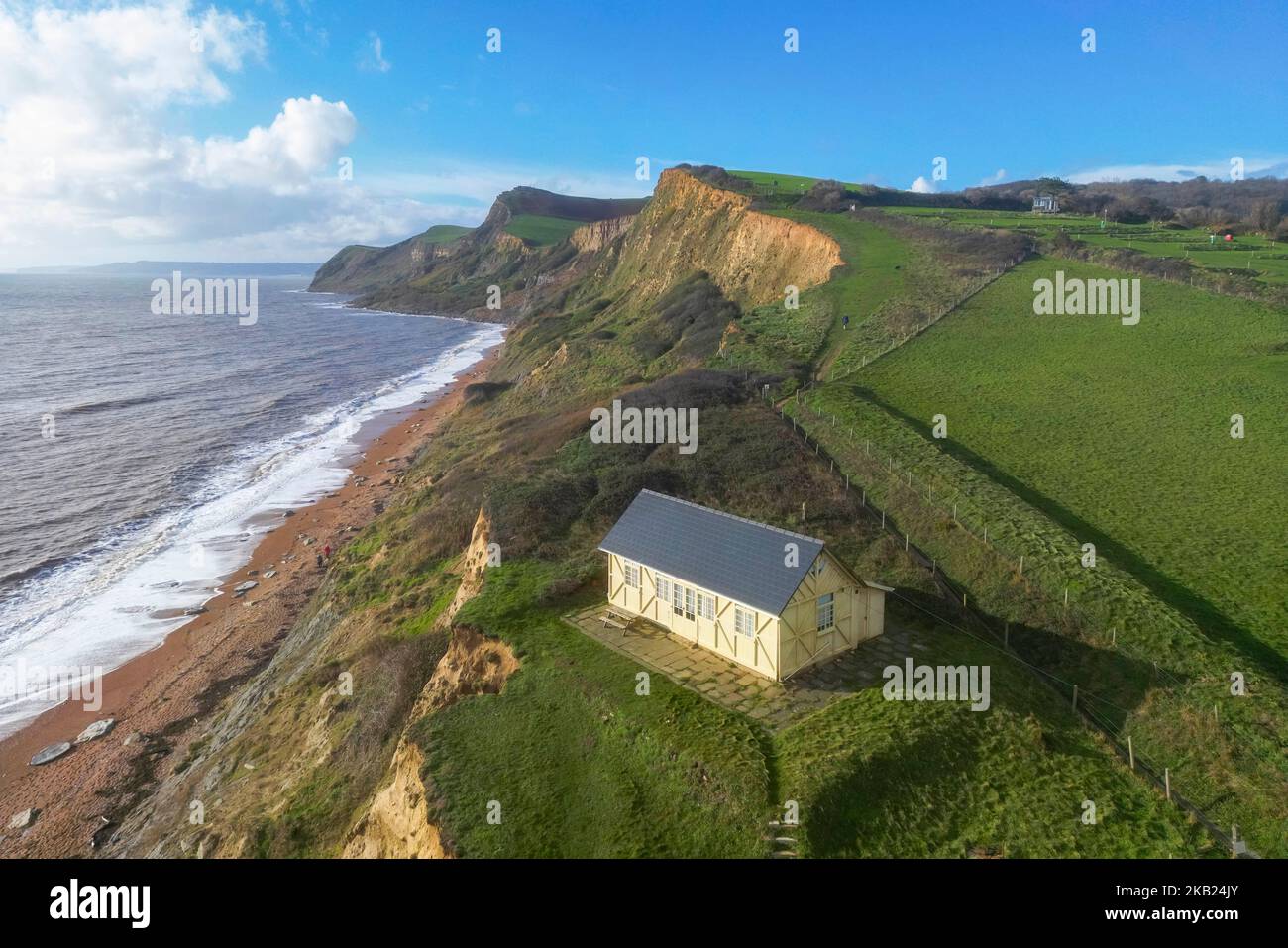 Eype, Dorset, Großbritannien. 3.. November 2022. Wetter in Großbritannien. Blick aus der Luft auf den Strand und die Klippen an der Eype-Mündung an der Dorset Jurassic Coast an einem Nachmittag mit Herbstsonne nach heftigem nächtlichen Regen. Das kleine Chalet am Rande der Klippe wurde berühmt, als es im ITV-Drama Broadchurch zu sehen war. Bildnachweis: Graham Hunt/Alamy Live News Stockfoto