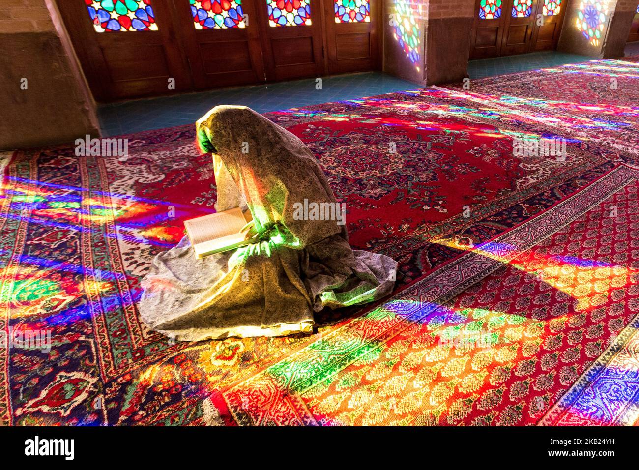 Die junge Iranerin las den Koran in der Nasir-al-Mulk-Moschee, auch Rosa Moschee genannt, in Shiraz, Iran, 15. September 2018. (Foto von Dominika Zarzycka/NurPhoto) Stockfoto