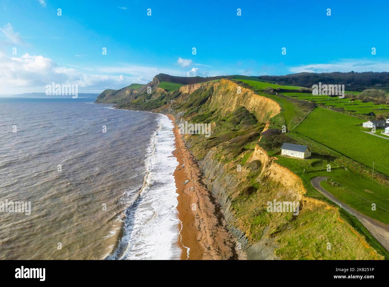 Eype, Dorset, Großbritannien. 3.. November 2022. Wetter in Großbritannien. Blick aus der Luft auf den Strand und die Klippen an der Eype-Mündung an der Dorset Jurassic Coast an einem Nachmittag mit Herbstsonne nach heftigem nächtlichen Regen. Das kleine Chalet am Rande der Klippe wurde berühmt, als es im ITV-Drama Broadchurch zu sehen war. Bildnachweis: Graham Hunt/Alamy Live News Stockfoto