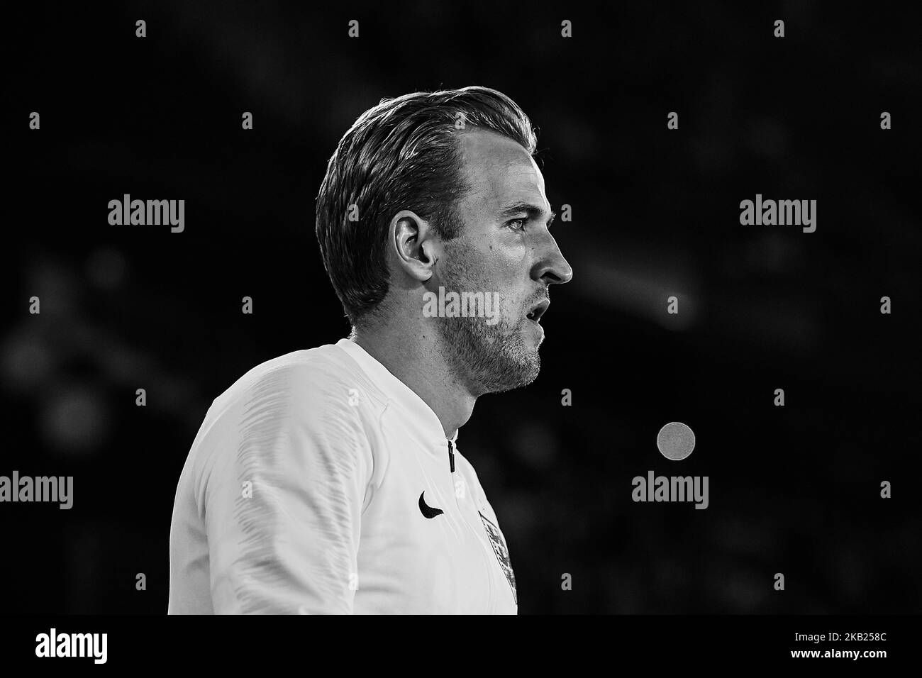 (ANMERKUNG DER REDAKTION: Das Bild wurde in Schwarz-Weiß konvertiert) Harry Kane aus England schaut vor der UEFA Nations League Am 15. Oktober 2018 in Sevilla, Spanien, auf Ein Gruppenspiel zwischen Spanien und England in Benito Villamarin (Foto: David Aliaga/NurPhoto) Stockfoto