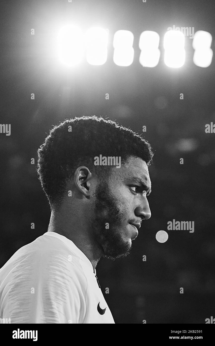 (ANMERKUNG DER REDAKTION: Das Bild wurde in Schwarzweiß konvertiert) Joe Gomez aus England schaut vor der UEFA Nations League Ein Spiel der Gruppe 4 zwischen Spanien und England am 15. Oktober 2018 in Benito Villamarin in Sevilla, Spanien (Foto: David Aliaga/NurPhoto) Stockfoto