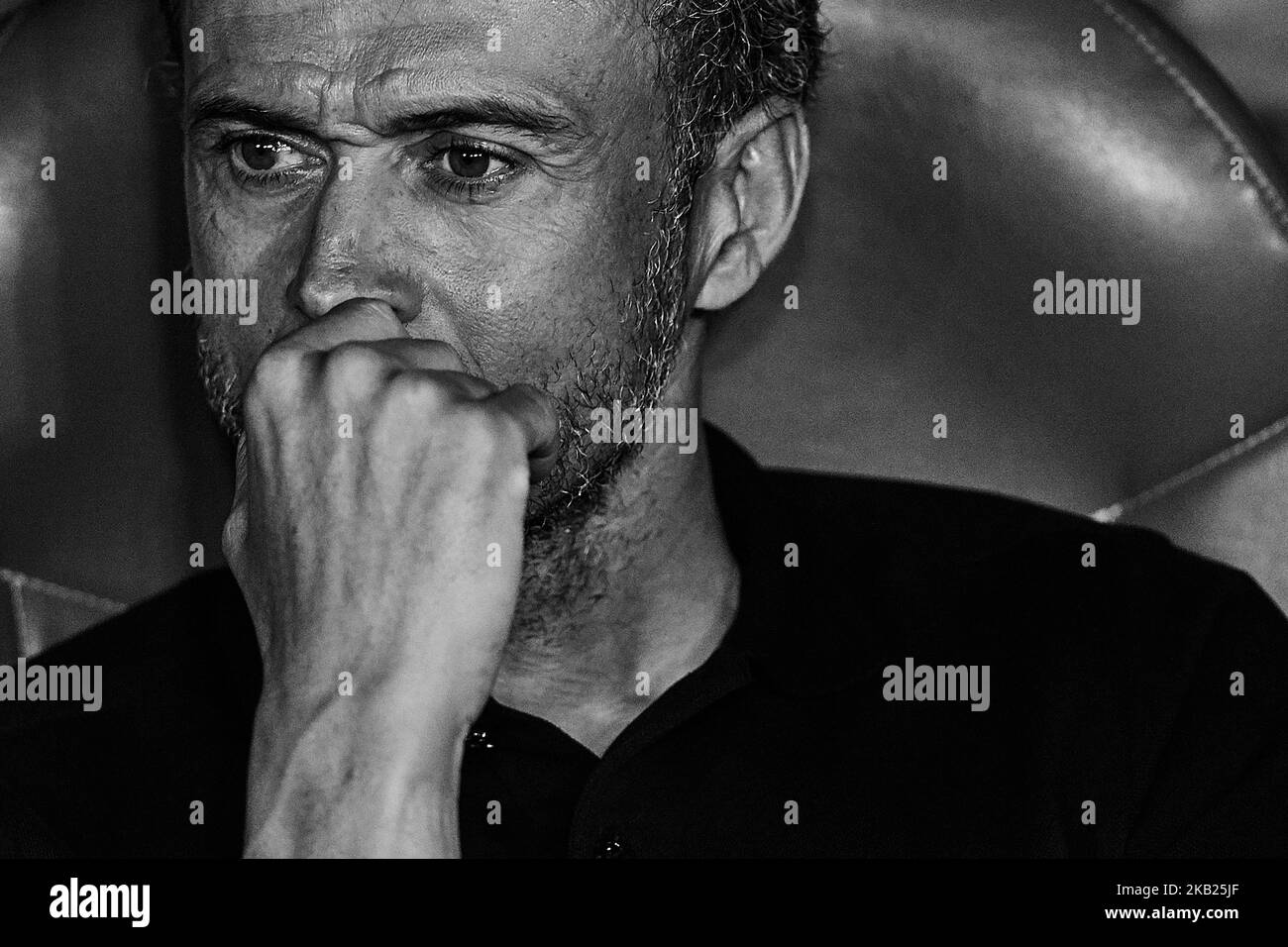 (ANMERKUNG DER REDAKTION: Das Bild wurde in Schwarz-Weiß umgewandelt) Luis Enrique Cheftrainer Spaniens schaut vor der UEFA Nations League Ein Gruppenspiel zwischen Spanien und England am 15. Oktober 2018 in Benito Villamarin in Sevilla, Spanien (Foto: David Aliaga/NurPhoto) Stockfoto