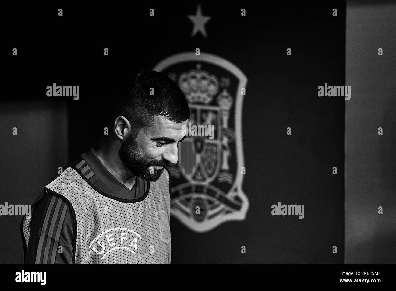 (ANMERKUNG DER REDAKTION: Das Bild wurde in Schwarz-Weiß konvertiert) der Spanier Raul Albiol sieht vor der UEFA Nations League Am 15. Oktober 2018 in Sevilla, Spanien, ein Gruppenspiel zwischen Spanien und England in Benito Villamarin an (Foto: David Aliaga/NurPhoto) Stockfoto