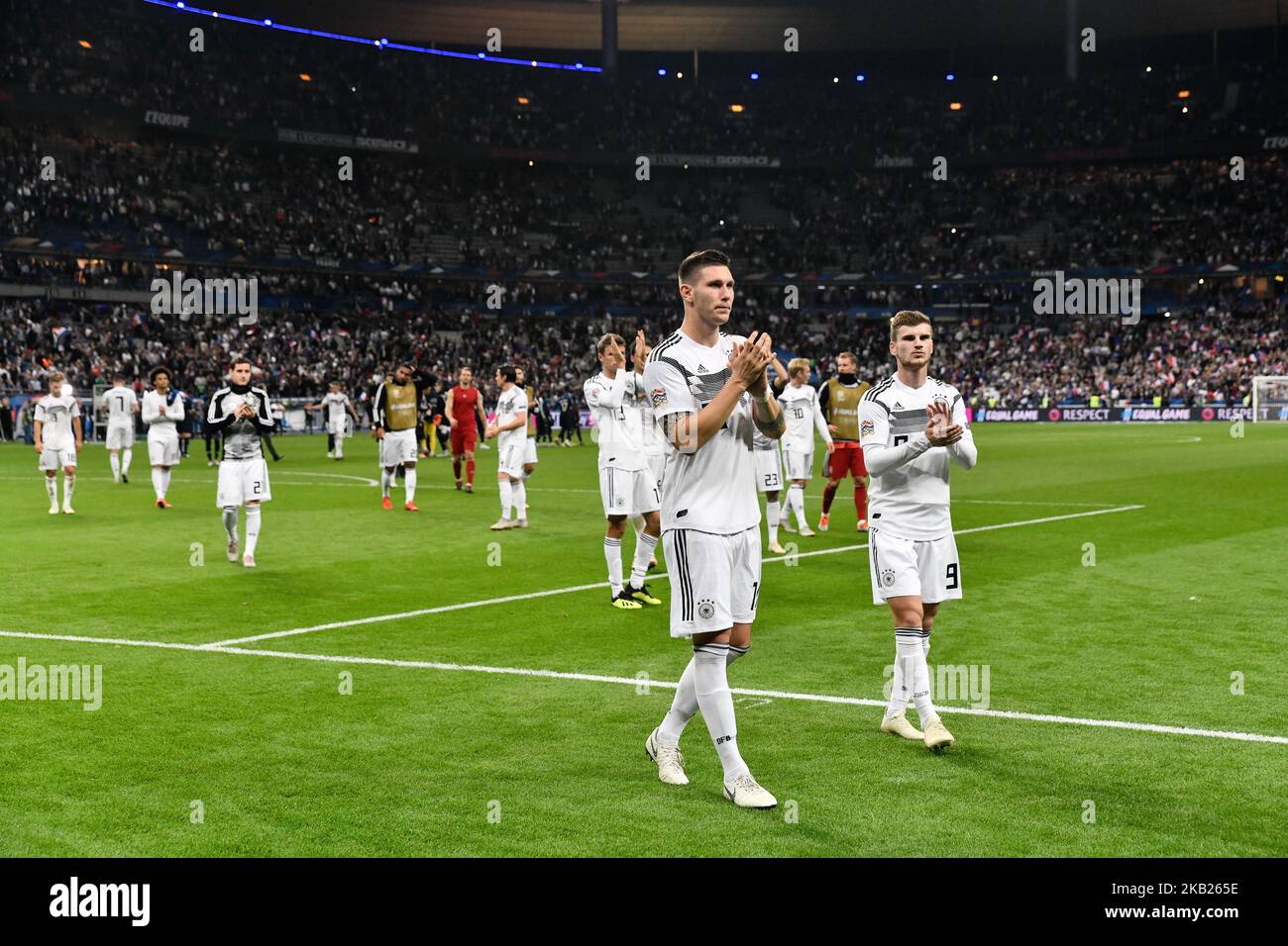 Die deutsche Fußballmannschaft dankt den Fans am Ende des Spiels der Nationalliga zwischen Frankreich und Deutschland im französischen Stadion am 16. Oktober 2018 in Paris, Frankreich. (Foto von Julien Mattia/NurPhoto) Stockfoto