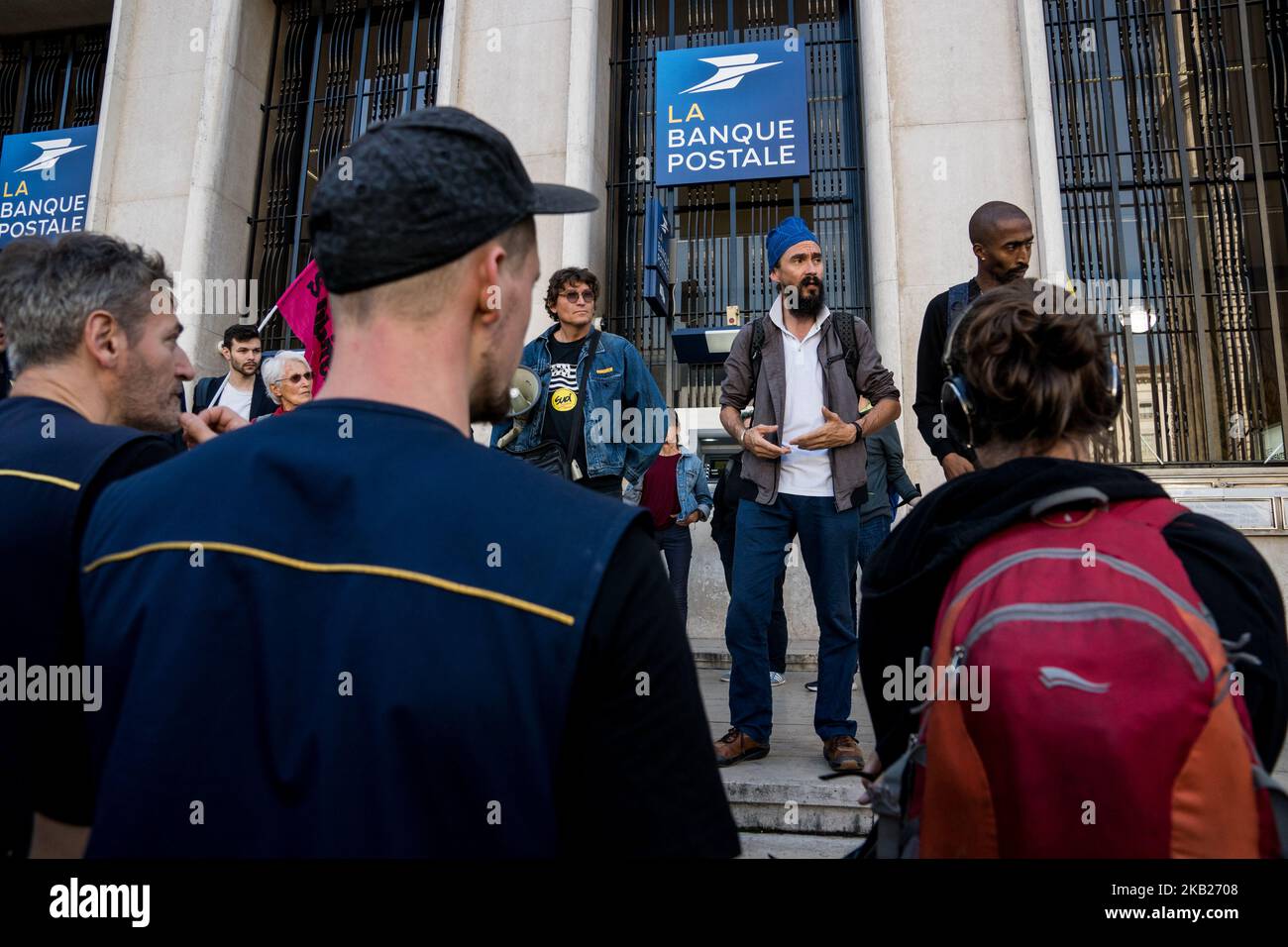 Kundgebung zur Unterstützung des Postboten Christophe P. am 16. Oktober 2018 in Lyon, Frankreich, nach einer von der Post initiierten Entlassungsmaßnahme nach seiner Auseinandersetzung mit der Stadtpolizei am 21. Juni 2018. Der Postbote wird auch von der Stadtpolizei verfolgt und wird vor Gericht gestellt, weil er die Polizisten geschlagen hat. (Foto von Nicolas Liponne/NurPhoto) Stockfoto