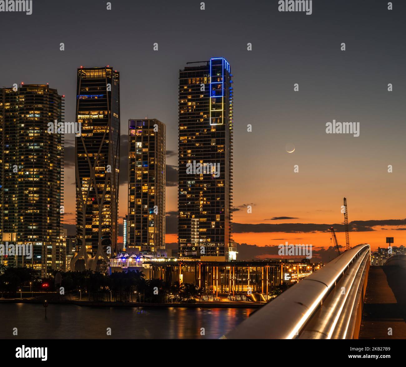 Stadtbild von Miami bei Nacht / Sonnenuntergang mit Halbmond Stockfoto