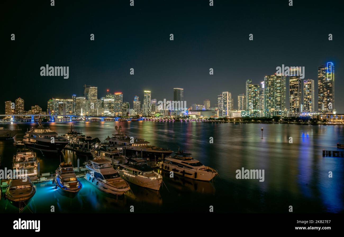 Nächtliche Stadtansicht von Miami - Biscayne Bay - Yachten Stockfoto