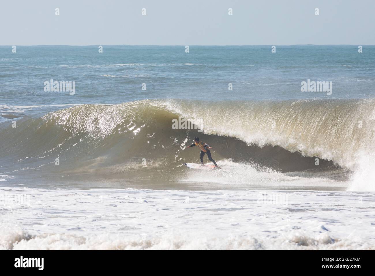 Der brasilianische Surfer, amtierender Weltmeister und erster im Kurs, Gabriel Medina, auf der Welle. Mit der Teilnahme der besten Surfer der Welt findet am 16. Oktober 2018 die Meo Rip Curl Pro Portugal, ein integraler Bestandteil der WSL World Surf League Tour, in Peniche, Portugal, am Strand von Supertubos statt. Das zu dieser Jahreszeit die besten Bedingungen für Surfing-Wettbewerbe bietet. (Foto von Henrique Casinhas/NurPhoto) Stockfoto