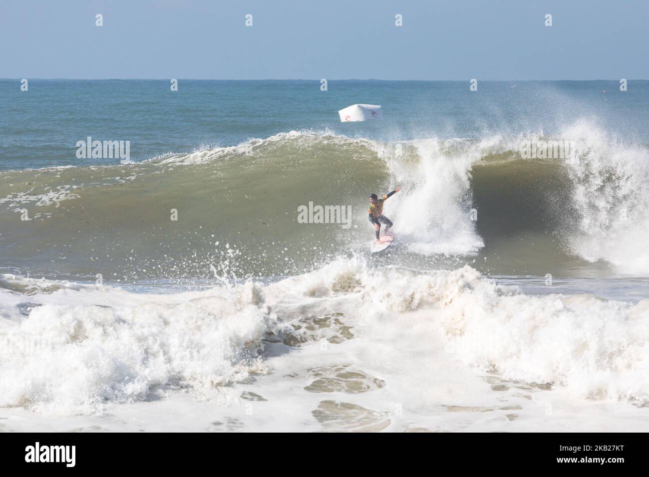 Der brasilianische Surfer, amtierender Weltmeister und erster im Kurs, Gabriel Medina, auf der Welle. Mit der Teilnahme der besten Surfer der Welt findet am 16. Oktober 2018 die Meo Rip Curl Pro Portugal, ein integraler Bestandteil der WSL World Surf League Tour, in Peniche, Portugal, am Strand von Supertubos statt. Das zu dieser Jahreszeit die besten Bedingungen für Surfing-Wettbewerbe bietet. (Foto von Henrique Casinhas/NurPhoto) Stockfoto