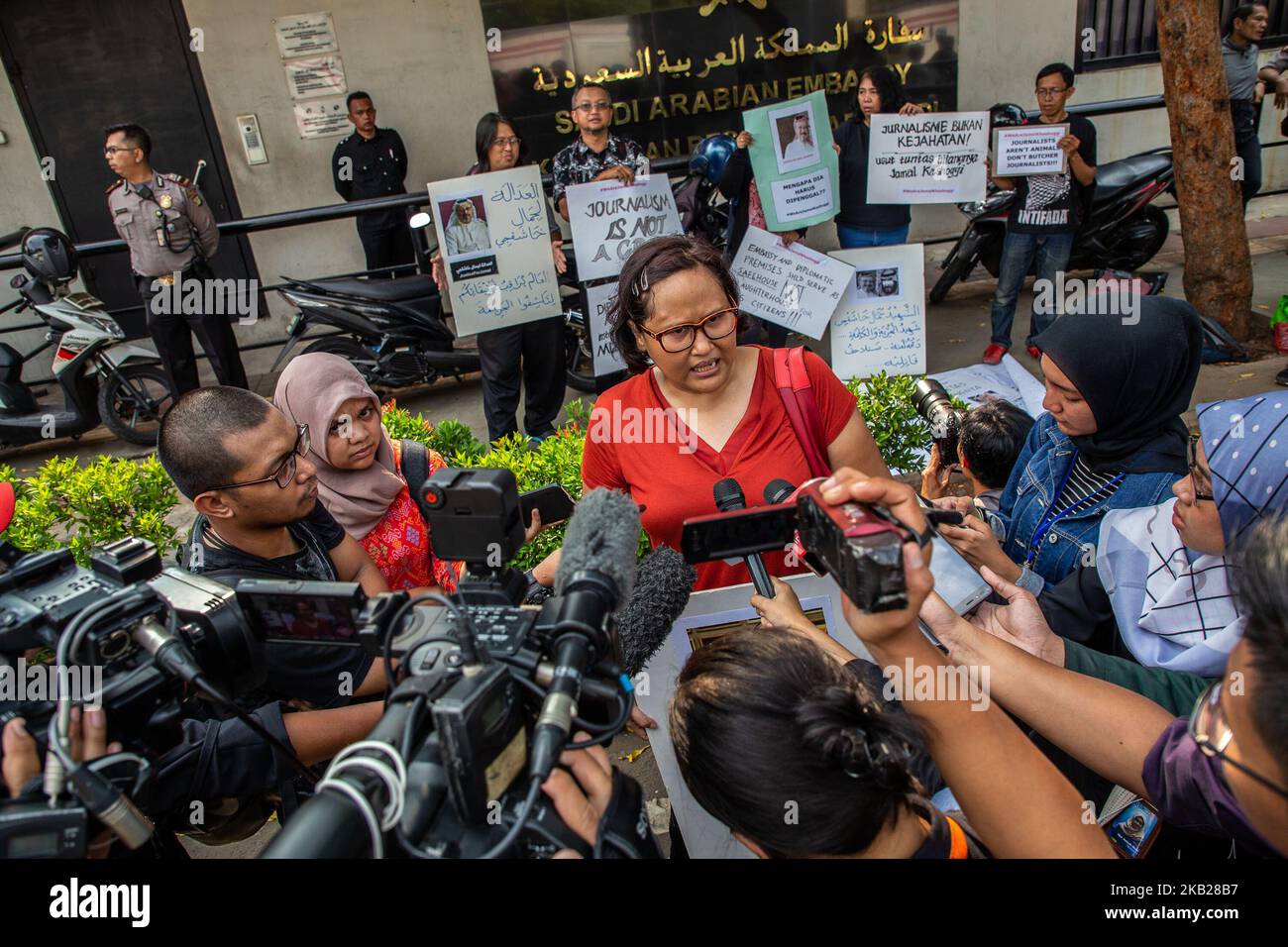 Eine Gruppe freiberuflicher Journalisten in Indonesien veranstaltete am 19. Oktober 2018 eine Demonstration vor der Saudi-arabischen Botschaft in Jakarta, Indonesien. Sie fordern die arabische saudische Regierung auf, sich klar gegen Jamal Khashoggi auszusprechen, und wenn er getötet wird, sollte die arabische saudische Regierung klare Staatsmänner geben, die ihn getötet haben und Gerechtigkeit bringen. Indonesian Freelance Journalist besorgt betrachtete die Situation, weil, was mit Jamal Khashoggi geschehen könnte, Journalisten auf der ganzen Welt passieren, wenn sie wahre Stimme und Kritik an der Regierung geben. (Foto von Donal Husni/NurPhoto) Stockfoto