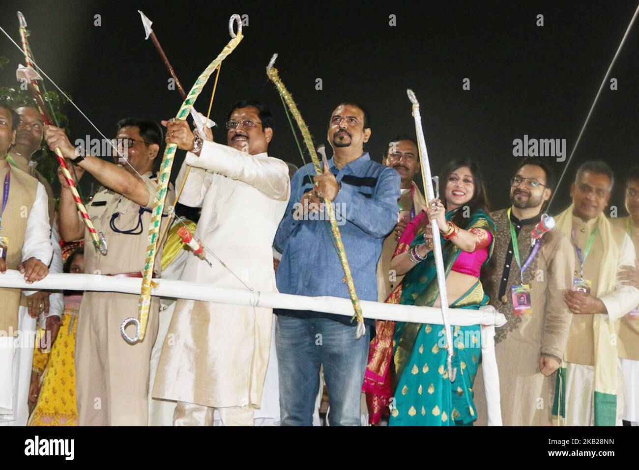 Indische hinduistische Anhänger beobachten ein Bildnis des hinduistischen Dämonenkönigs Ravana, gefüllt mit Feuerwerkskörpern, das am 19. Oktober 2018 anlässlich des Hindu-Festivals von Dussehra in Kalkutta brennt. Dussehra, das am Ende des Navratri-Festivals (neun Nächte) stattfindet, symbolisiert den Sieg des Guten über das Böse in der hinduistischen Mythologie. Während der Dussehra-Nacht werden Feuerwerkskörper und ausgestopfte Bildnis von Ravana auf offenem Gelände im ganzen Land angezündet. (Foto von Debajyoti Chakraborty/NurPhoto) Stockfoto