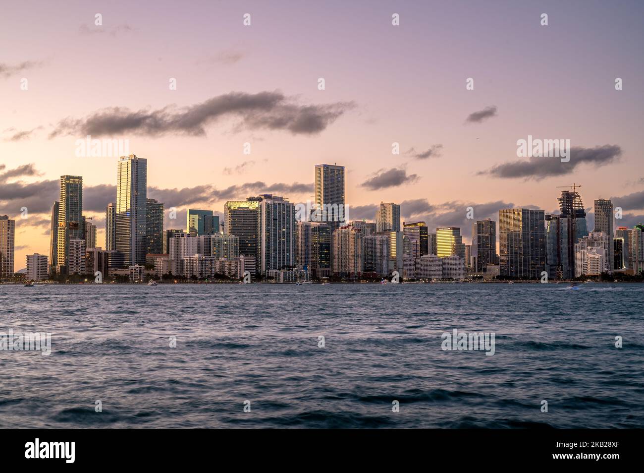 Golden Hour Stadtbild von Miami Brickell bei Sonnenuntergang lila Himmel Stockfoto