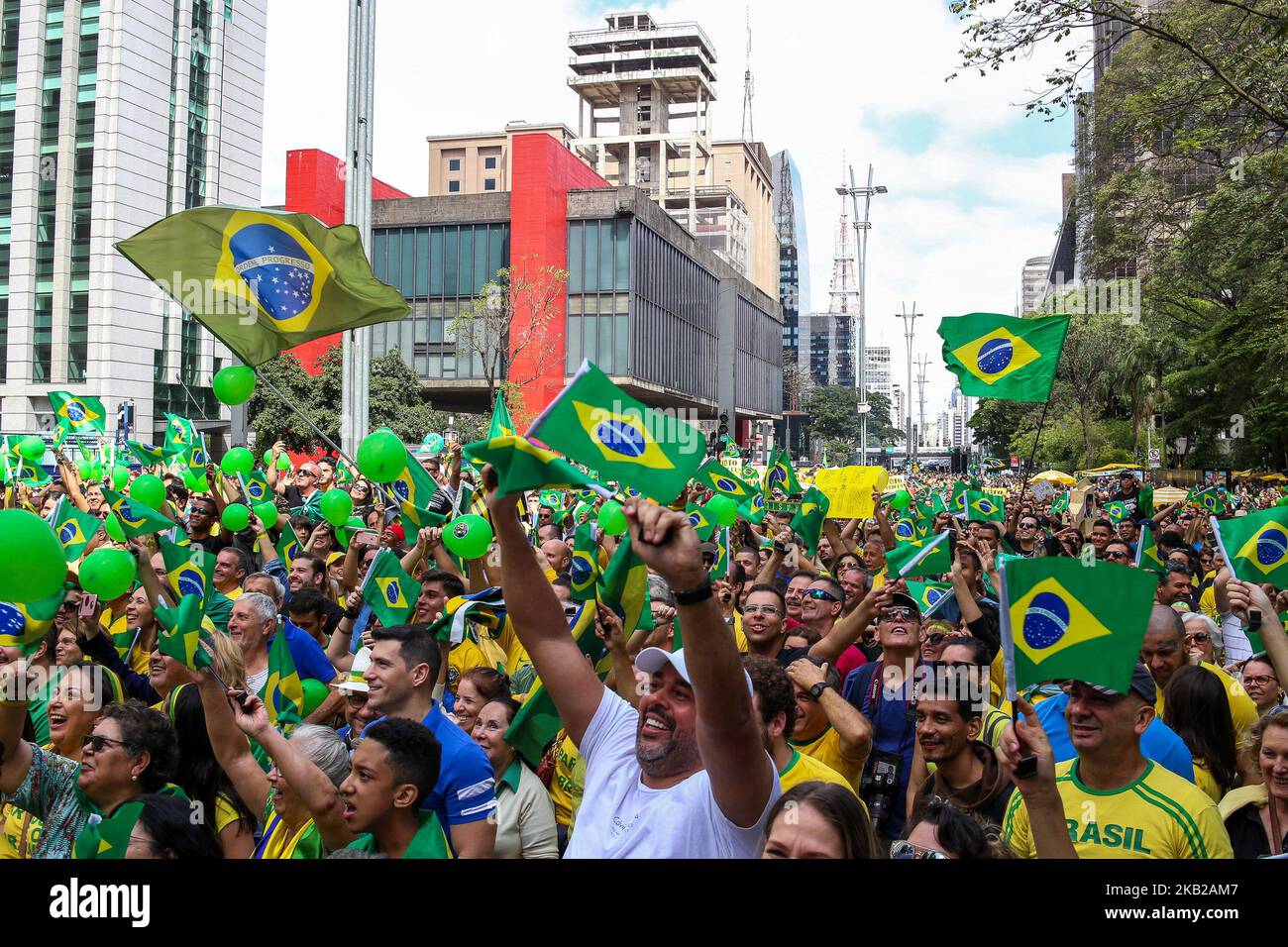 Tausende von Menschen demonstrierten am 21. Oktober 2018 auf der Avenida Paulista, um den brasilianischen Präsidentschaftskandidaten Jair Bolsonaro zu unterstützen. (Foto von Dario Oliveira/NurPhoto) Stockfoto