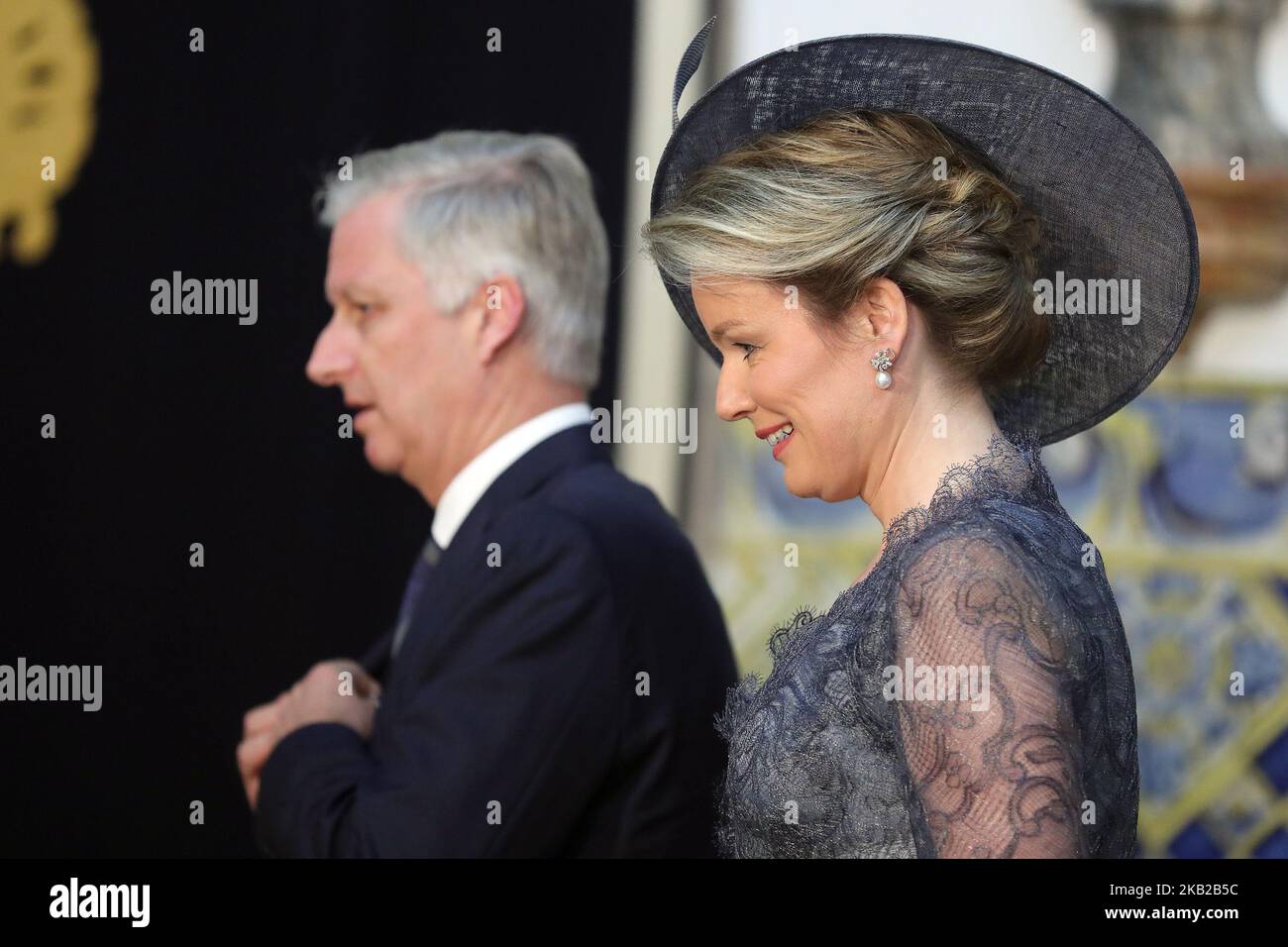 König Philippe von Belgien (L) und Königin Mathilde von Belgien (R) während einer Begrüßungszeremonie im Belem-Palast in Lissabon, am 22. Oktober 2018, beim ersten von einem 3-tägigen königlichen Staatsbesuch in Portugal. ( Foto von Pedro FiÃºza/NurPhoto) Stockfoto