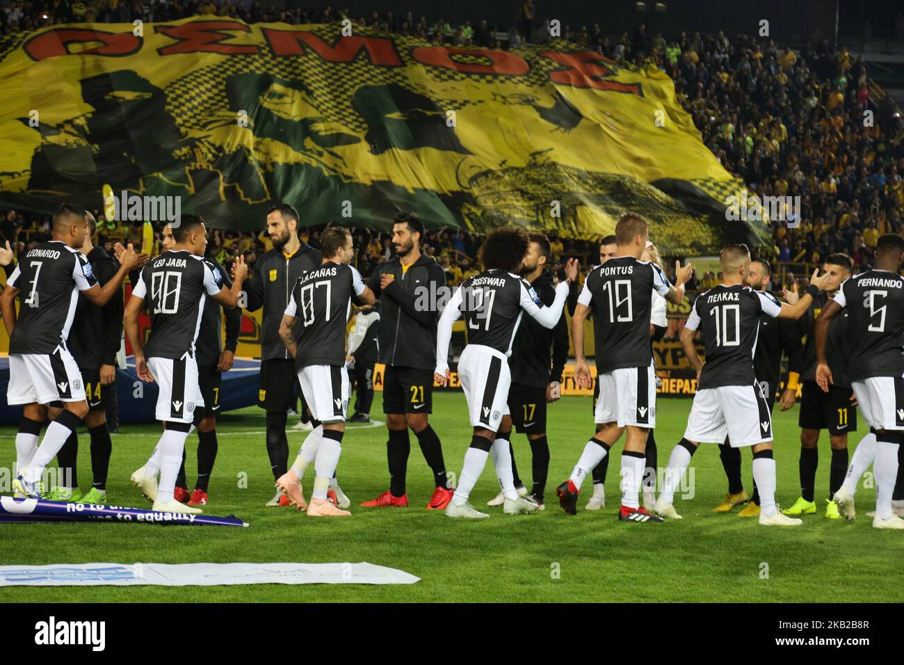 FC PAOK und FC ARIS vor dem Spiel im Charilaou Stadium während des FC Aris und des FC PAOK Spiels für die Superliga Griechenland, die erste Kategorie in Thessaloniki, Griechenland, am 21. Oktober 2018. Das Spiel fand im Kleanthis Vikelides Stadium oder im Charilaou Stadium, dem Heimstadion des FC Aris, statt. Zuerst erzielte Aris in der 2' min mit Mateo Garcia und dann Aleksandar Prijovic für PAOK traf eine Strafe in der 36' und dann in 84'. Nach diesem Sieg behielt der FC PAOK seinen 1.. Platz in der griechischen Meisterschaft. PAOK gewann 2:1. (Foto von Nicolas Economou/NurPhoto) Stockfoto