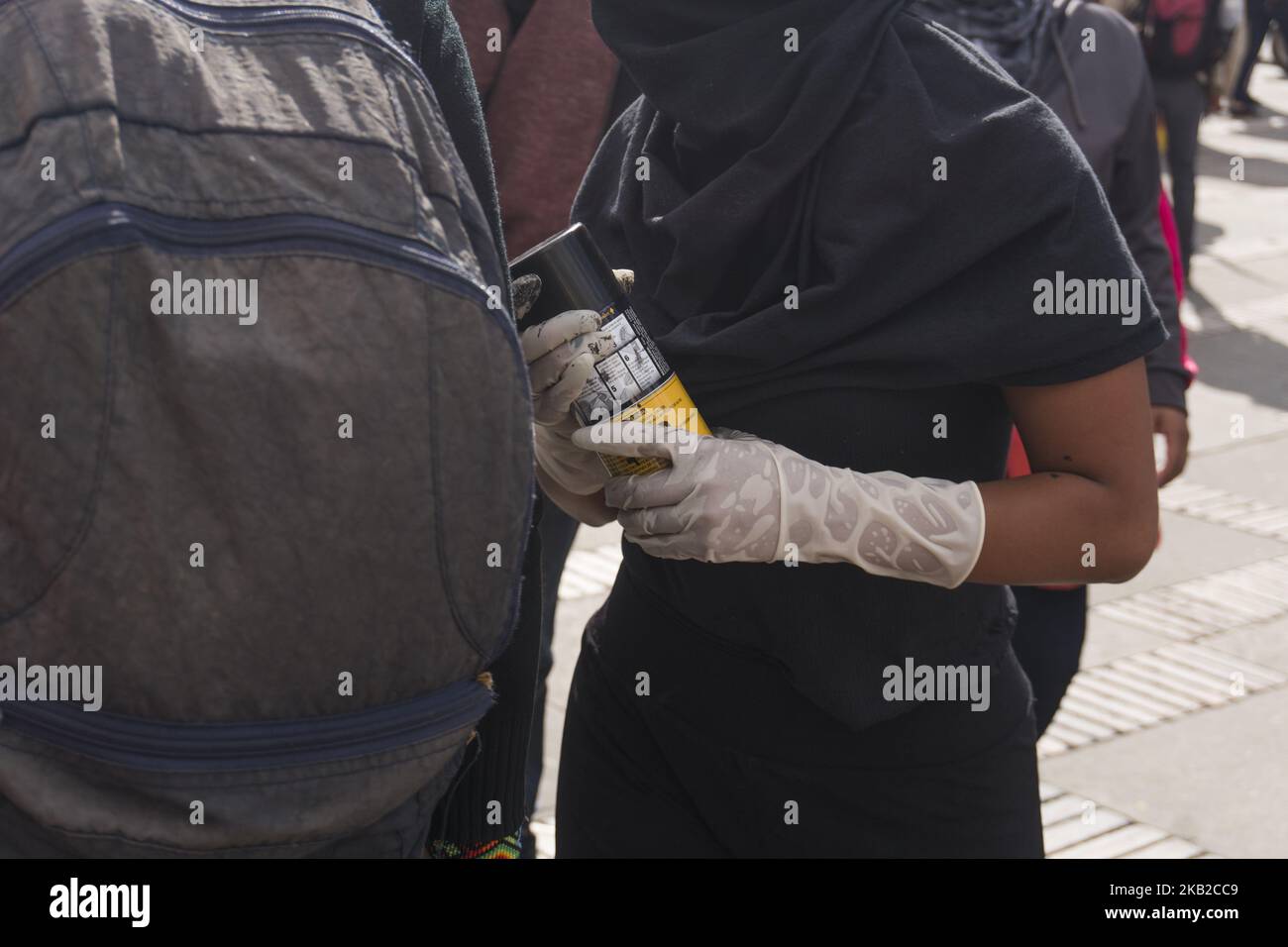 Eine Person, die beim marsch der Studenten auf der Plaza de Bolívar, Bogota, Kolumbien, am 23. Oktober 2018 mit einer Kapuze umhauen wurde. (Foto von Daniel Garzon Herazo/NurPhoto) Stockfoto