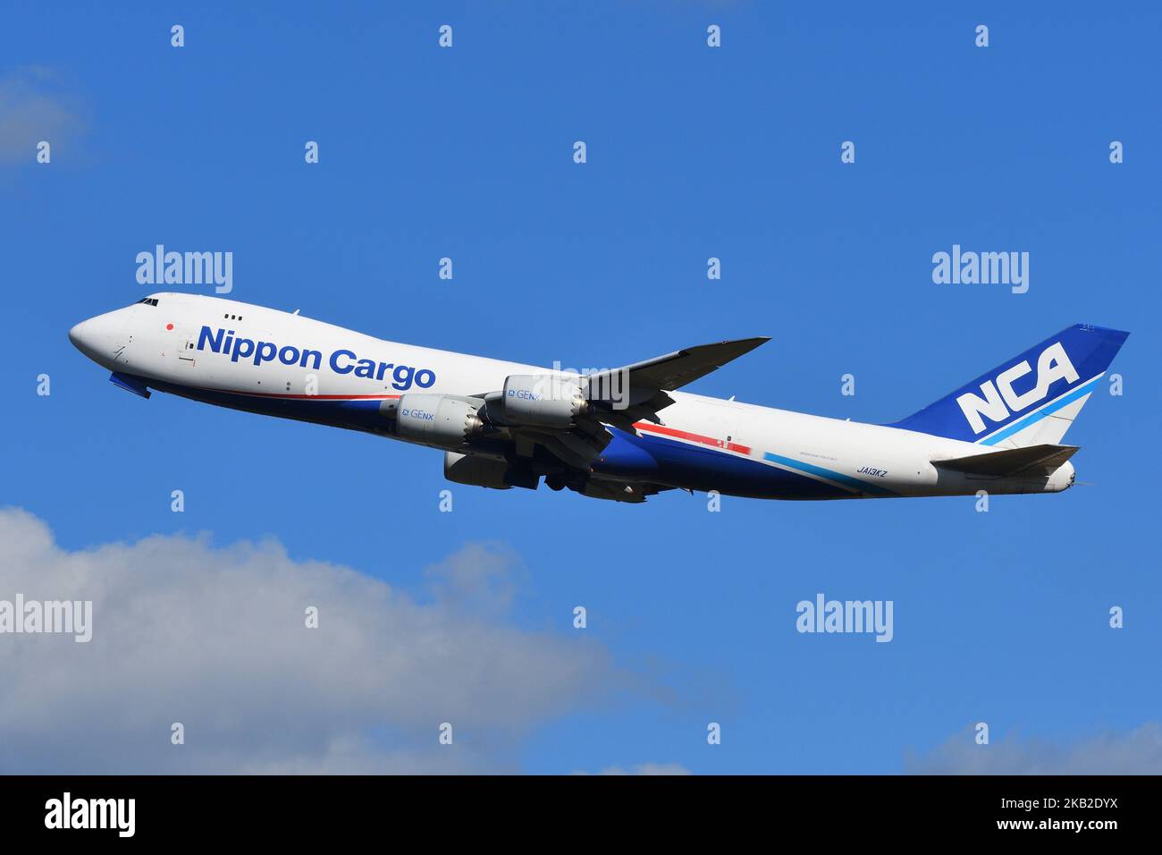 Präfektur Chiba, Japan - 29. Oktober 2021: Nippon Cargo Airlines (NCA) Boeing B747-8F (JA13KZ) Frachter starten am Narita International Airport. Stockfoto
