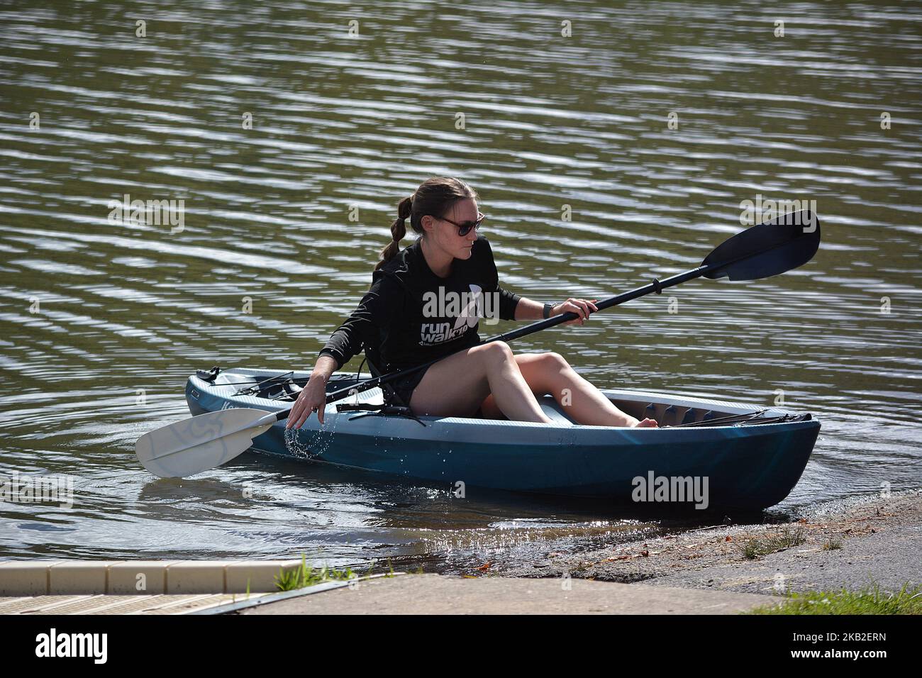 Eine junge Frau bereitet ihr Kajak auf einen Lauf im Francis Slocum State Park Lake 567 Mt Olivet Rd, Wyoming, PA 18644 vor. Luzerne, County. Kingston Township. Stockfoto