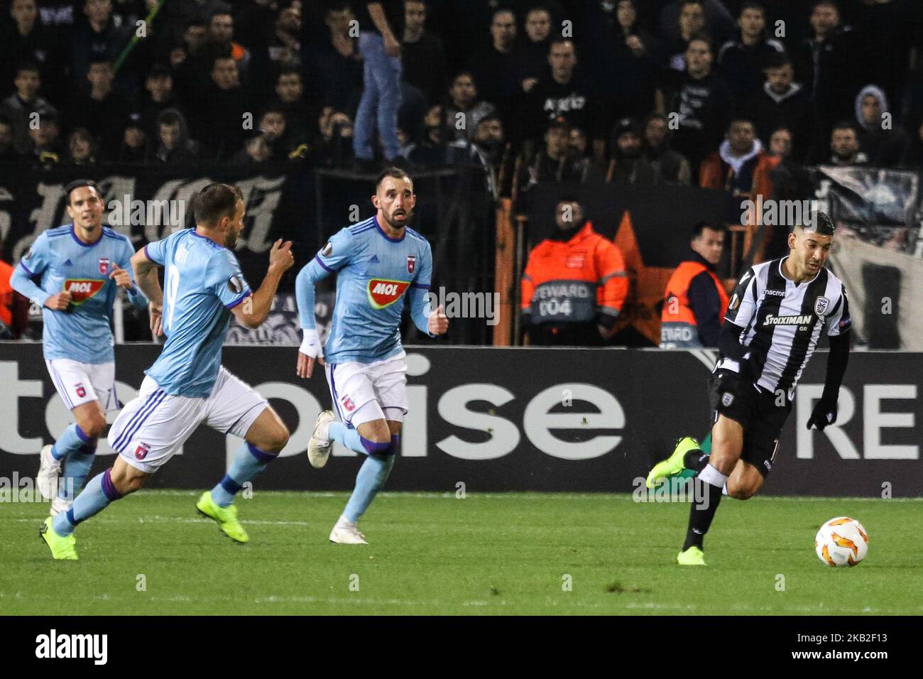 Dimitris Limnios #18 (PAOK). FC PAOK gegen MOL Vidi FC 0-2-Spiel im Toumba-Stadion in Thessaloniki, Griechenland für die UEFA Europa League Group L. Videon erzielte mit Szabolcs Huszti 12' und mit Stopira 45'. PAOK hatte mit 12 Endschüssen, 0 gelben Karten gegen Vidi mit 5 Endschüssen und 5 gelben Karten den 74%igen Besitz. (Foto von Nicolas Economou/NurPhoto) Stockfoto