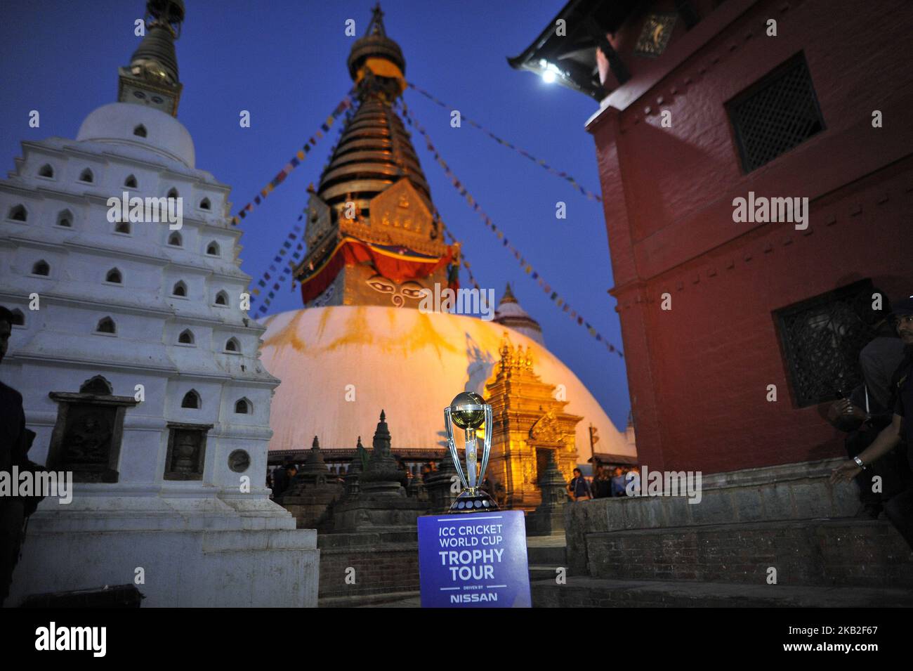 Die Trophäe des ICC Cricket World Cup 2019 ist vor dem Swayambhunath Stupa oder dem Monkey Temple während einer Landtour in Kathmandu, Nepal, am Freitag, den 26. Oktober 2018 abgebildet. Der Cricket World Cup 2019 wird vom 30. Mai bis zum 14. Juli 2019 von England und Wales veranstaltet. (Foto von Narayan Maharjan/NurPhoto) Stockfoto