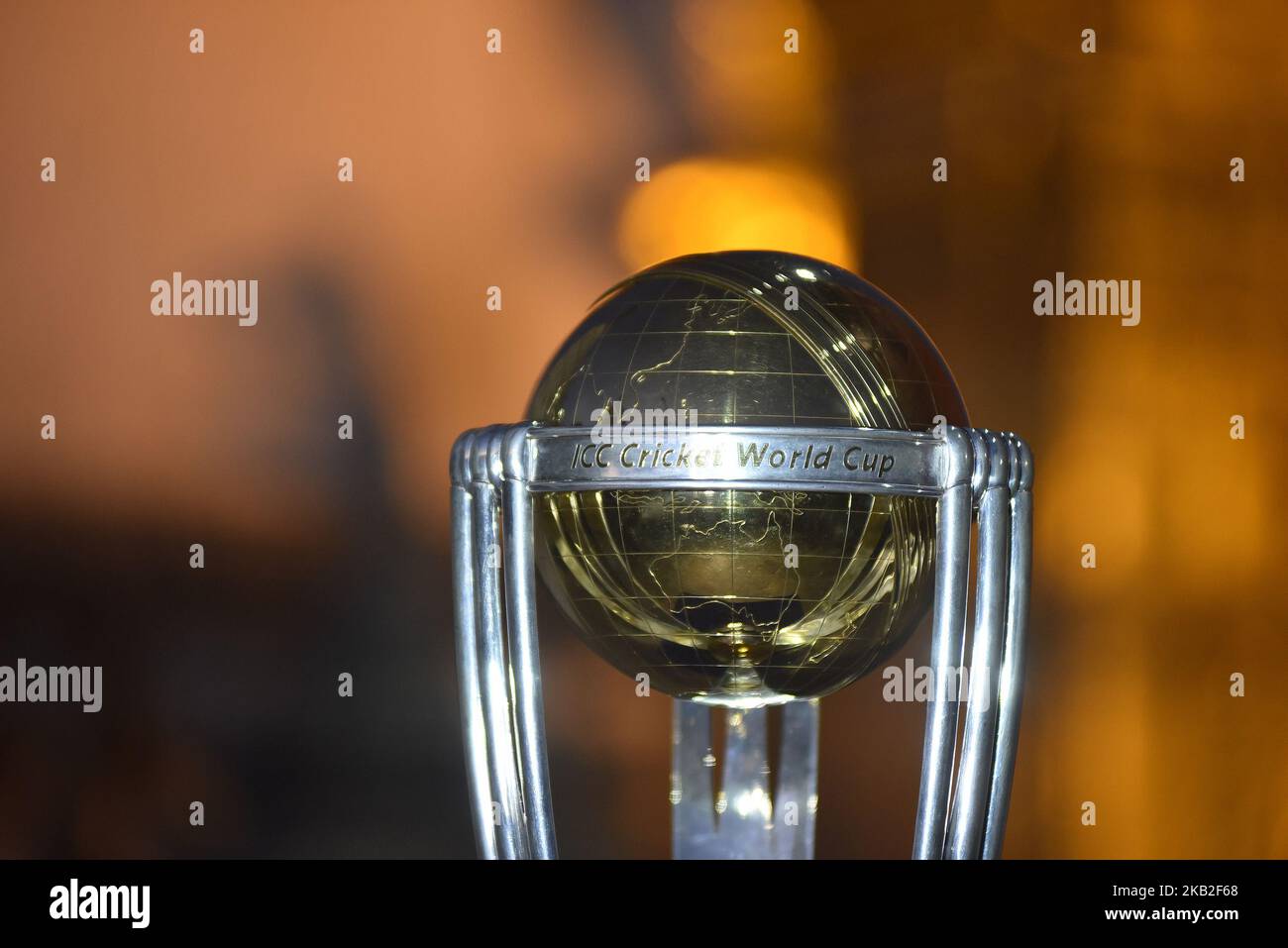 Die Trophäe des ICC Cricket World Cup 2019 ist vor dem Swayambhunath Stupa oder dem Monkey Temple während einer Landtour in Kathmandu, Nepal, am Freitag, den 26. Oktober 2018 abgebildet. Der Cricket World Cup 2019 wird vom 30. Mai bis zum 14. Juli 2019 von England und Wales veranstaltet. (Foto von Narayan Maharjan/NurPhoto) Stockfoto