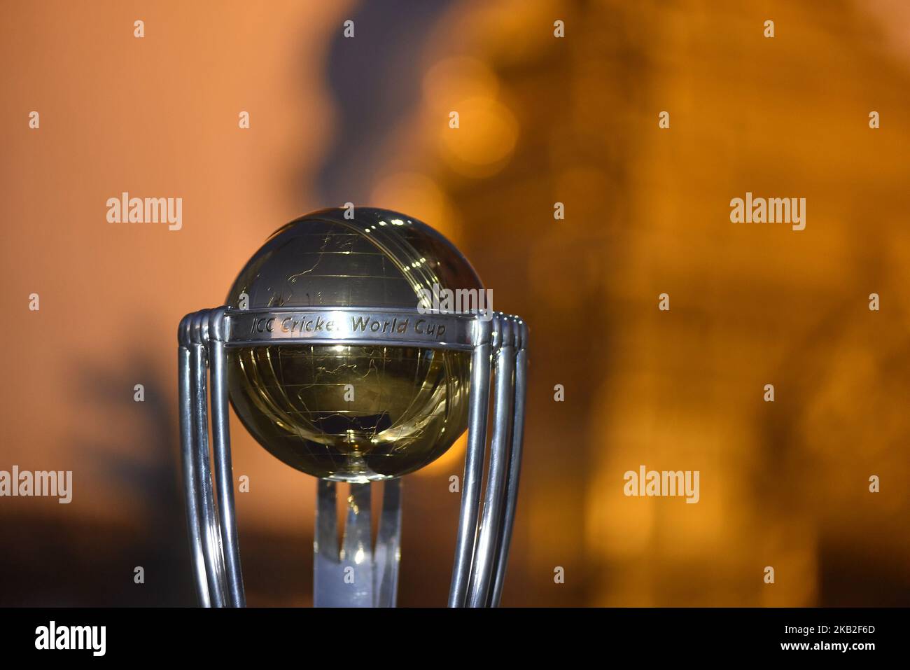 Die Trophäe des ICC Cricket World Cup 2019 ist vor dem Swayambhunath Stupa oder dem Monkey Temple während einer Landtour in Kathmandu, Nepal, am Freitag, den 26. Oktober 2018 abgebildet. Der Cricket World Cup 2019 wird vom 30. Mai bis zum 14. Juli 2019 von England und Wales veranstaltet. (Foto von Narayan Maharjan/NurPhoto) Stockfoto