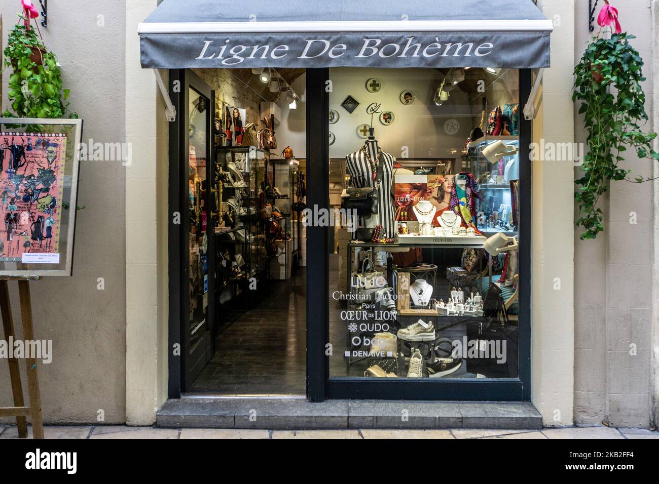 Ligne de Bohème Boutique, Nimes, Frankreich. Mode-Accessoires und Schmuck. Stockfoto