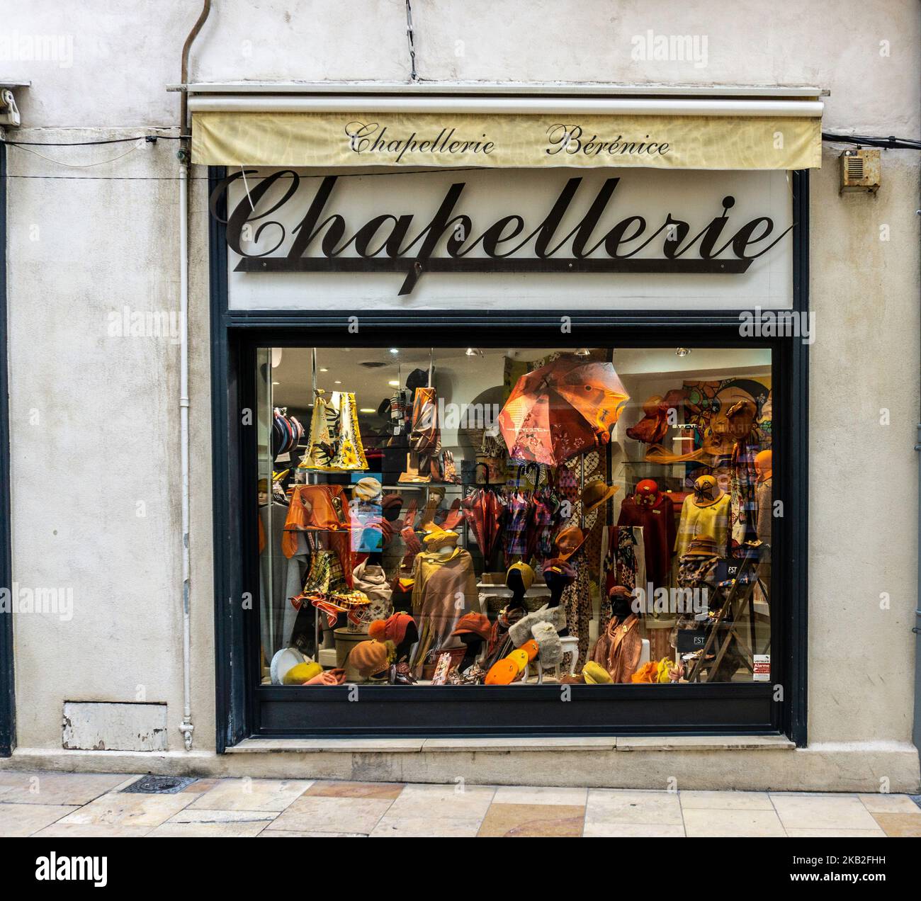 La Chapellerie Bérénice, Nîmes, Frankreich. Ein Mode-Accessoire-Shop für Männer und Frauen. Stockfoto