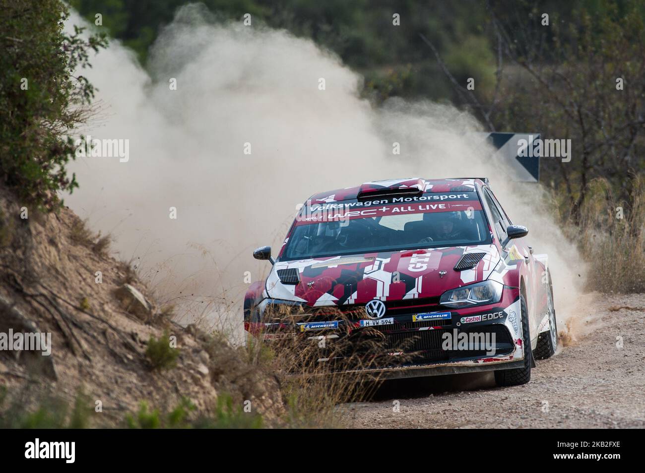 Der norwegische Fahrer Petter Solberg und seine Beifahrerin Veronica Engan von Volkswagen Motorsport fuhren am ersten Tag der Rallye Racc Catalunya Costa Daurada am 26. Oktober 2018 in Salou, Spanien, seinen Volkswagen Polo GTI R5. (Foto von Joan Cros/NurPhoto) Stockfoto