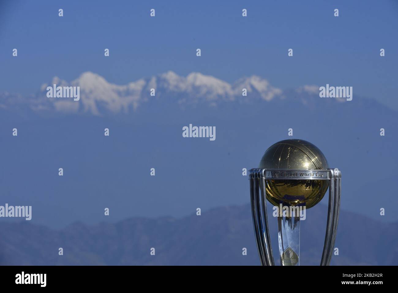 Die Trophäe des ICC Cricket World Cup 2019 wird vor den wunderschönen Bergketten in Chandragiri Hills während einer Landtour in Kathmandu, Nepal, am Sonntag, dem 28. Oktober 2018, abgebildet. Der Cricket World Cup 2019 wird vom 30. Mai bis zum 14. Juli 2019 von England und Wales veranstaltet. (Foto von Narayan Maharjan/NurPhoto) Stockfoto