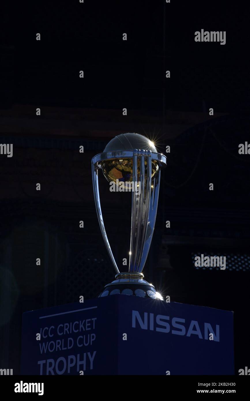 Die Trophäe des ICC Cricket World Cup 2019 wird in Chandragiri Hills während einer Landtour in Kathmandu, Nepal, am Sonntag, dem 28. Oktober 2018, gezeigt. Der Cricket World Cup 2019 wird vom 30. Mai bis zum 14. Juli 2019 von England und Wales veranstaltet. (Foto von Narayan Maharjan/NurPhoto) Stockfoto