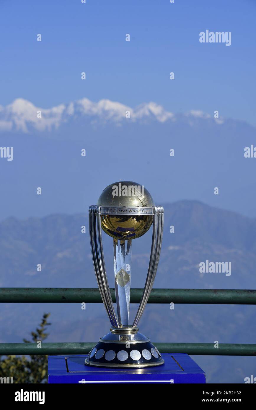 Die Trophäe des ICC Cricket World Cup 2019 wird vor den wunderschönen Bergketten in Chandragiri Hills während einer Landtour in Kathmandu, Nepal, am Sonntag, dem 28. Oktober 2018, abgebildet. Der Cricket World Cup 2019 wird vom 30. Mai bis zum 14. Juli 2019 von England und Wales veranstaltet. (Foto von Narayan Maharjan/NurPhoto) Stockfoto