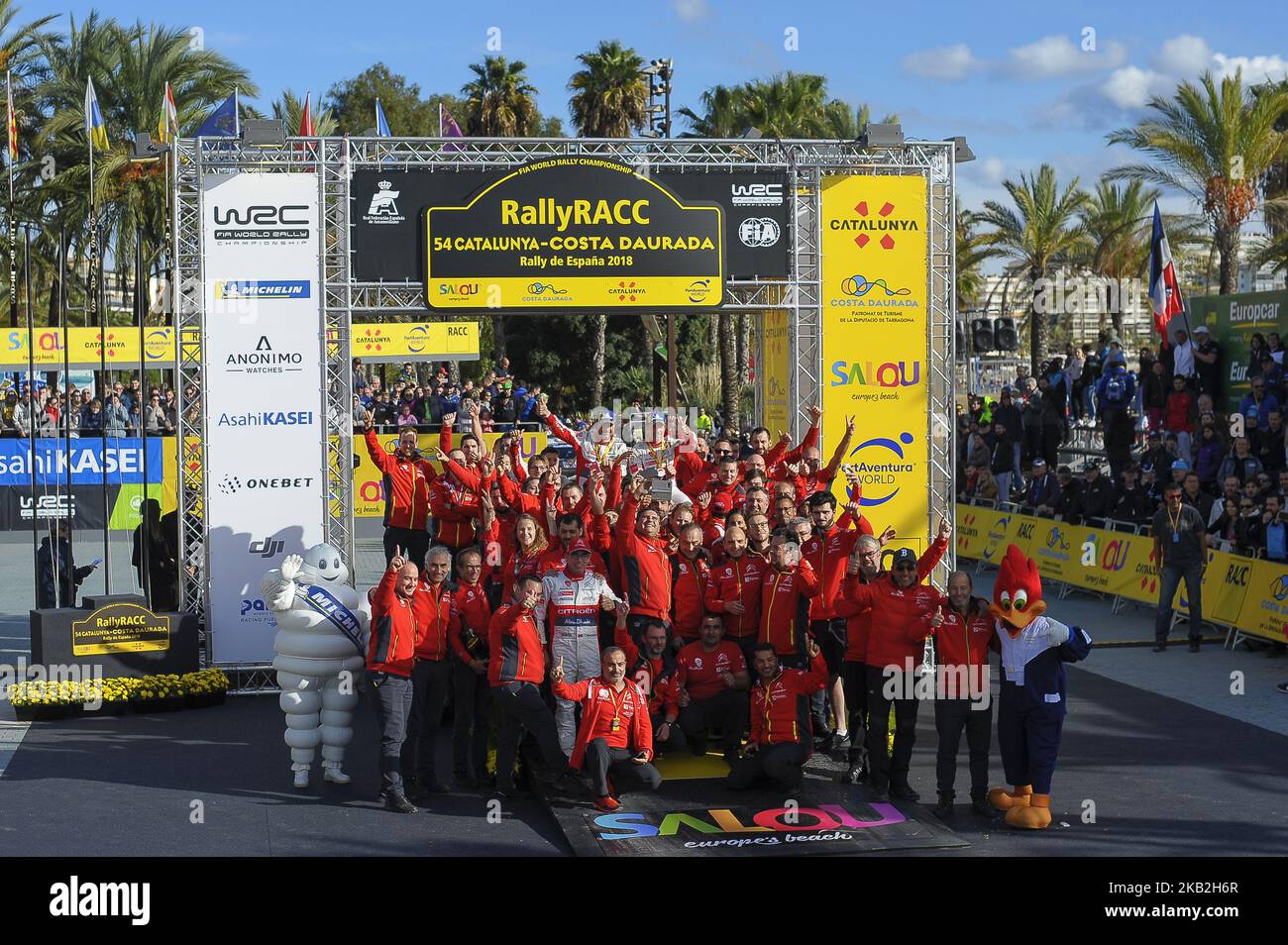 Der französische Fahrer Sebastien Loeb und sein Beifahrer Daniel Elea feierten seinen Sieg mit dem gesamten Citren Total Abu Dhabi WRT bei der Siegerehrung am letzten Tag der WRC Rally Racc Catalunya, am 28. Oktober 2018 in Salou, Spanien. (Foto von Joan Cros/NurPhoto) Stockfoto