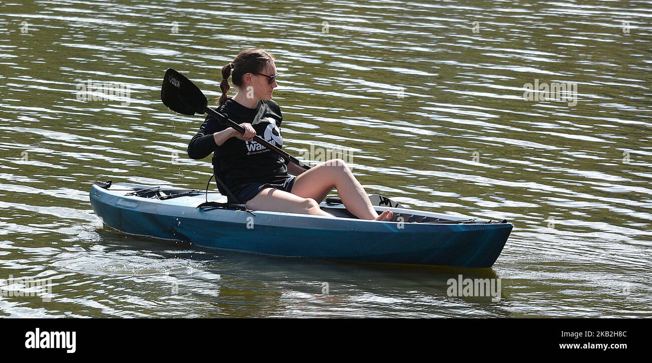 Eine junge Frau bereitet ihr Kajak auf einen Lauf im Francis Slocum State Park Lake 567 Mt Olivet Rd, Wyoming, PA 18644 vor. Luzerne, County. Kingston Township. Stockfoto