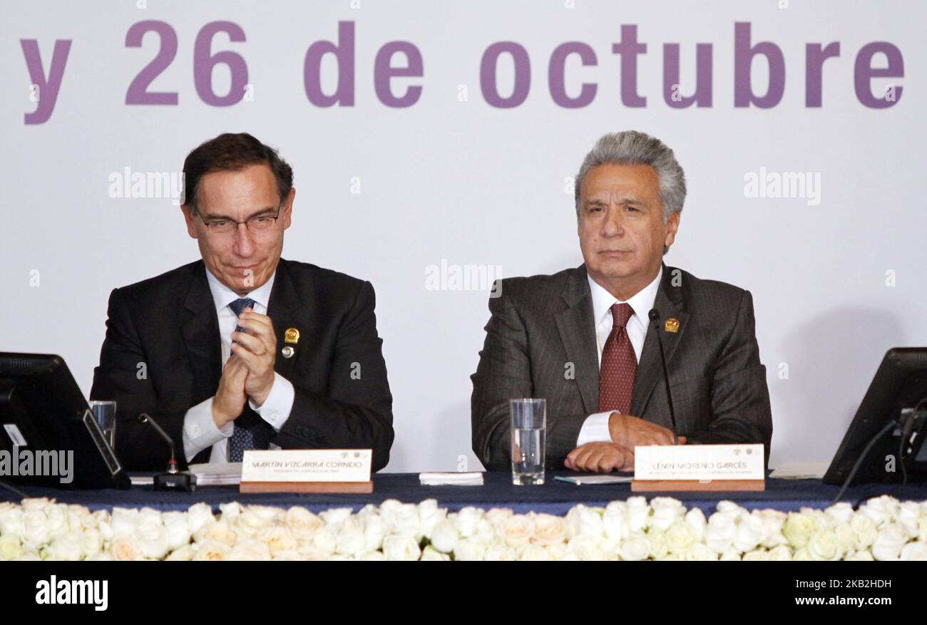 Präsident von Ecuador, Lenin Moreno, und sein Amtskollege, Martin Vizcarra, Präsident von Peru, weihten das XII. Binationale Kabinett im Regierungspalast ein. Ziel ist es, den Fortschritt der bilateralen Beziehungen in Quito, Ecuador, am Freitag, den 26. Oktober, 2018 . (Foto von Gabriela Mena/PRESSOUTH/NurPhoto) Stockfoto