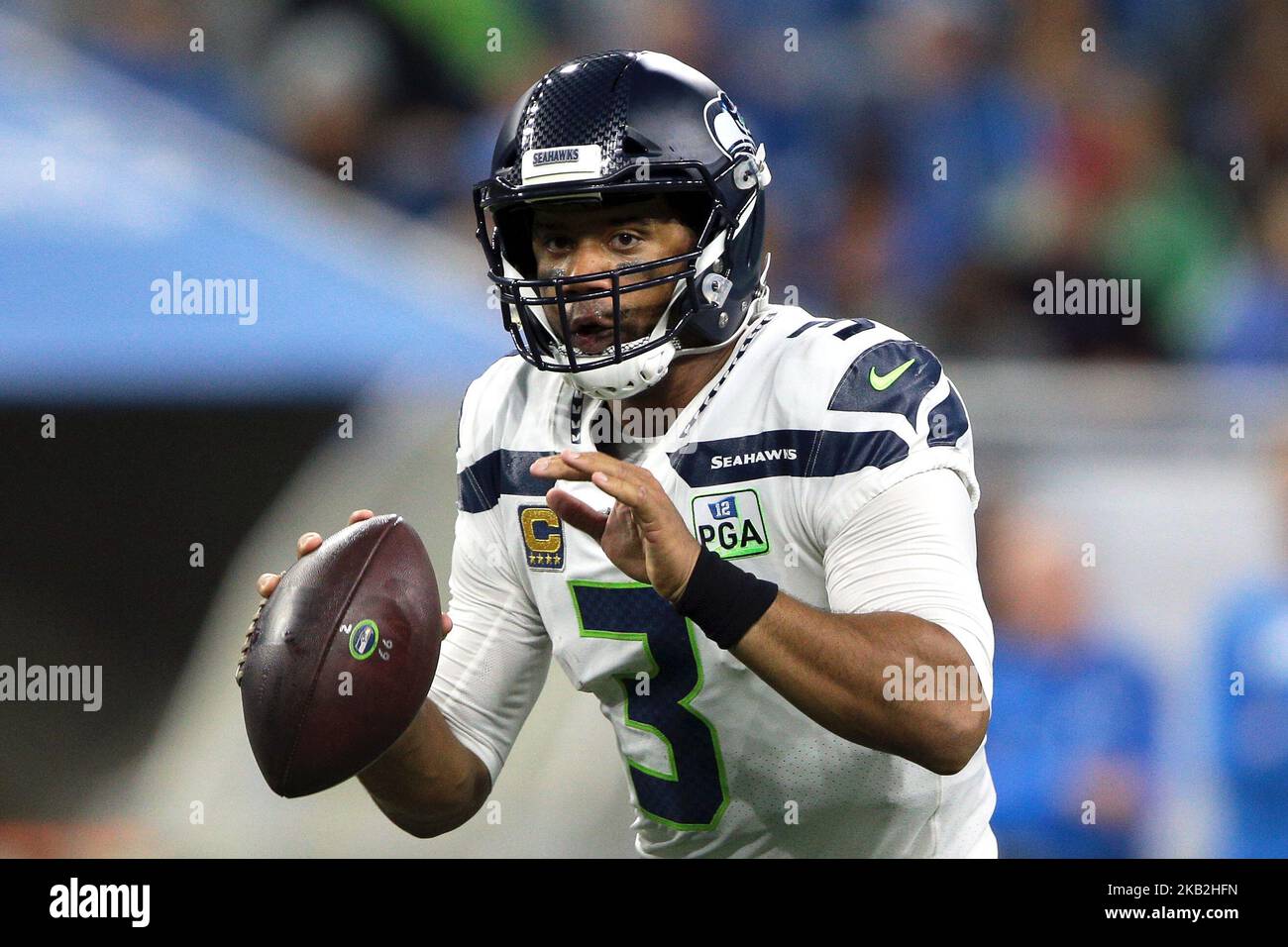 Seattle Seahawks Quarterback Russell Wilson (3) scheint in der ersten Hälfte eines NFL-Fußballspiels gegen die Detroit Lions in Detroit, Michigan, USA, am Sonntag, den 28. Oktober 2018, zu bestehen. (Foto von Jorge Lemus/NurPhoto) Stockfoto