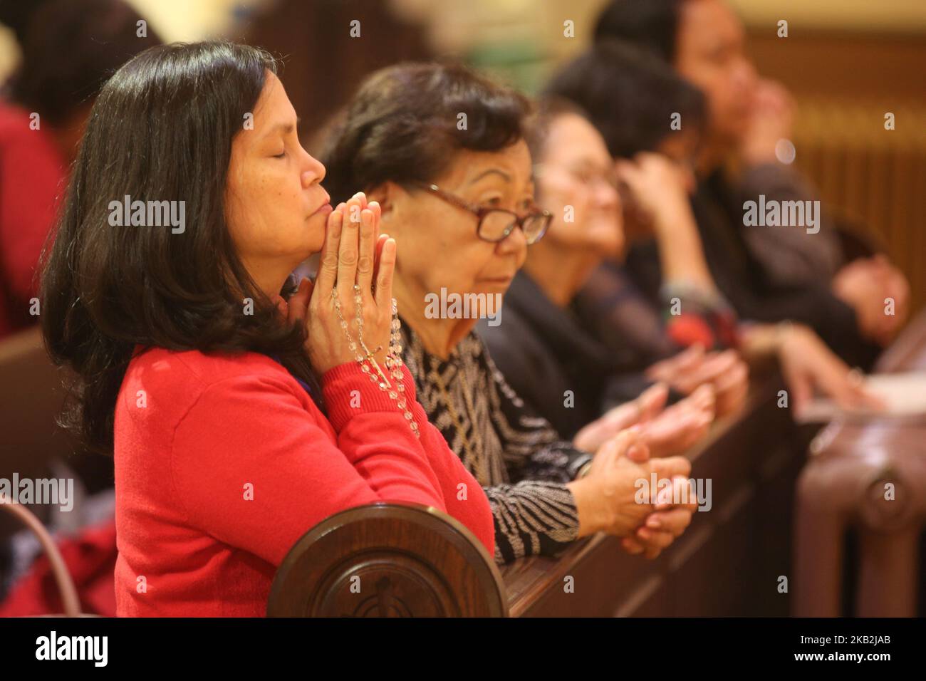 Philippinische Katholiken beten während einer besonderen Messe zum Fest des Santo Niño de Cebú in Toronto, Ontario, Kanada. Die Hingabe an das Santo Niño (das heilige Kind), ein Bild Jesu als kleiner Junge, der in der Regel als König gekleidet ist, ist eine tragende Säule des philippinischen katholischen Lebens. (Foto von Creative Touch Imaging Ltd./NurPhoto) Stockfoto