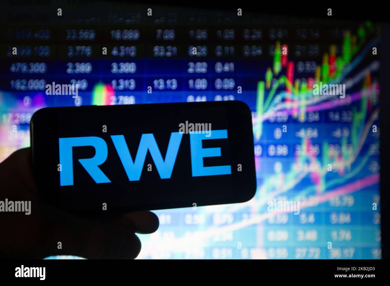 Das Logo des Energieversorger RWE ist in dieser Abbildung zu sehen. Der DAX ist der größte deutsche Aktienindex, der aus den 30 großen Unternehmen besteht, die an der Frankfurter Wertpapierbörse gehandelt werden. (Foto von Alexander Pohl/NurPhoto) Stockfoto