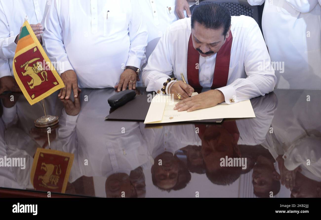 Sri Lankas ehemaliger Präsident Mahinda Rajapaksa übernimmt Aufgaben als der neue Premierminister am Premierminister Ministerâ €™s Büro in Colombo, Sri Lanka 10-29-2018. (Foto von Tharaka Basnayaka/NurPhoto) Stockfoto