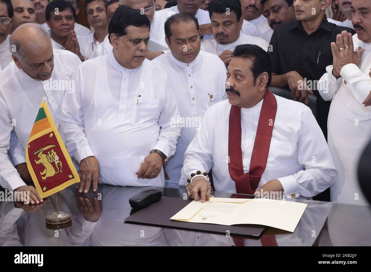 Sri Lankas ehemaliger Präsident Mahinda Rajapaksa übernimmt Aufgaben als der neue Premierminister am Premierminister Ministerâ €™s Büro in Colombo, Sri Lanka 10-29-2018. (Foto von Tharaka Basnayaka/NurPhoto) Stockfoto