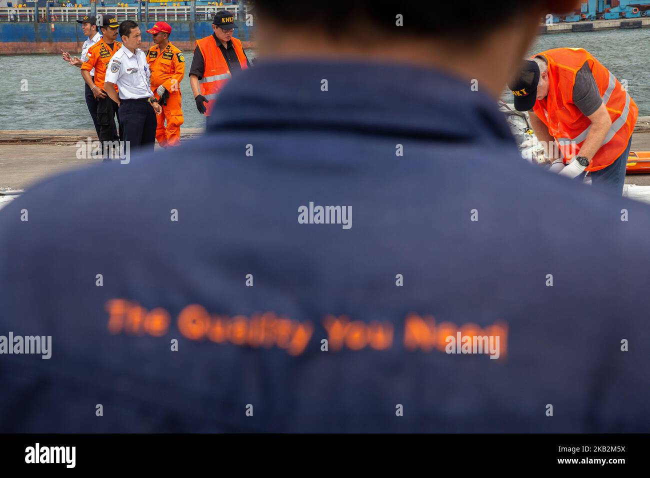 Jakarta, Indonesien, 01. November 2018 : die Gruppe des Nationalen Transportsicherheitsausschusses der Vereinigten Staaten und des Indonesischen Sicherheitskomitees für Transport besuchen den Hafen von Tanjung Priok, um die Trümmer des Lion Air-Flugzeugabsturzes in Tanjung Karang Sea-West Java zu untersuchen. NTSB hilft bei der Untersuchung der Ursache des Flugzeugabsturzes. (Foto von Donal Husni/NurPhoto) Stockfoto