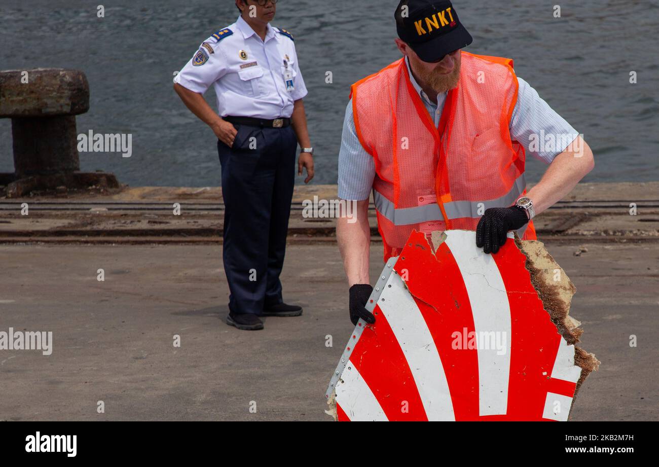 Jakarta, Indonesien, 01. November 2018 : die Gruppe des Nationalen Transportsicherheitsausschusses der Vereinigten Staaten und des Indonesischen Sicherheitskomitees für Transport besuchen den Hafen von Tanjung Priok, um die Trümmer des Lion Air-Flugzeugabsturzes in Tanjung Karang Sea-West Java zu untersuchen. NTSB hilft bei der Untersuchung der Ursache des Flugzeugabsturzes. (Foto von Donal Husni/NurPhoto) Stockfoto