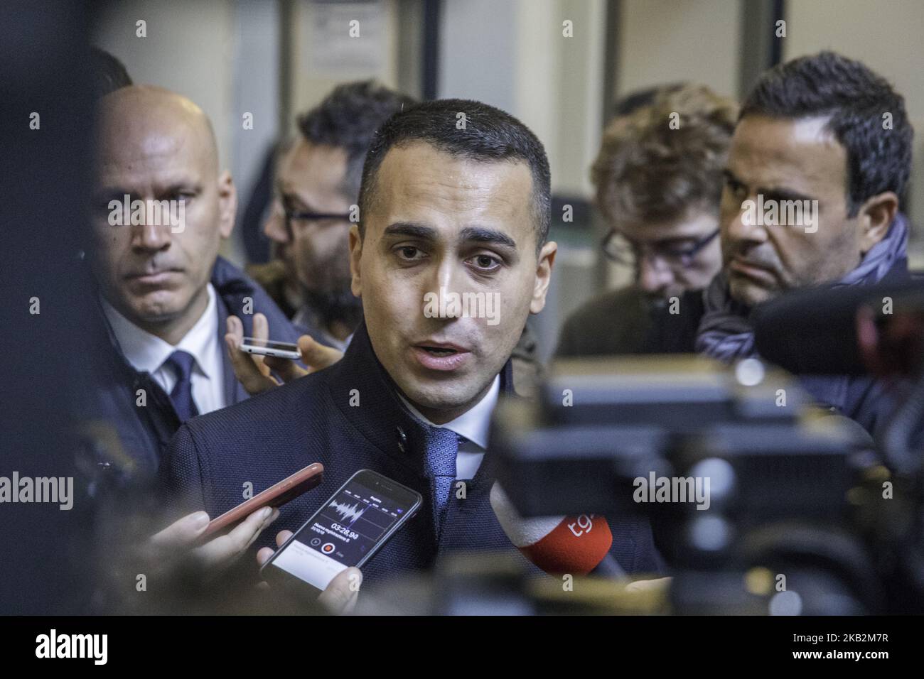 31/10/2018 Turin, Italien. Treffen im Palazzo della Regione über die Situation der Arbeiter von Comital-Lamalù von Volpiano. Der Minister für Arbeit und wirtschaftliche Entwicklung Luigi Di Maio und der Präsident der Region Piemonte, Sergio Chiamparino, diskutieren über die schwierige Situation der Arbeit in Piemonte. Es ist das erste Treffen eines Regierungsmitglieds nach dem Verlust der Bewerbung der olympischen Spiele und der wahrscheinlichen Entscheidung, das Hochgeschwindigkeitszugsprojekt (TAV) zu stoppen. Auf dem Bild: Di Maio spricht mit Journalisten. (Foto von Mauro Ujetto/NurPhoto) Stockfoto