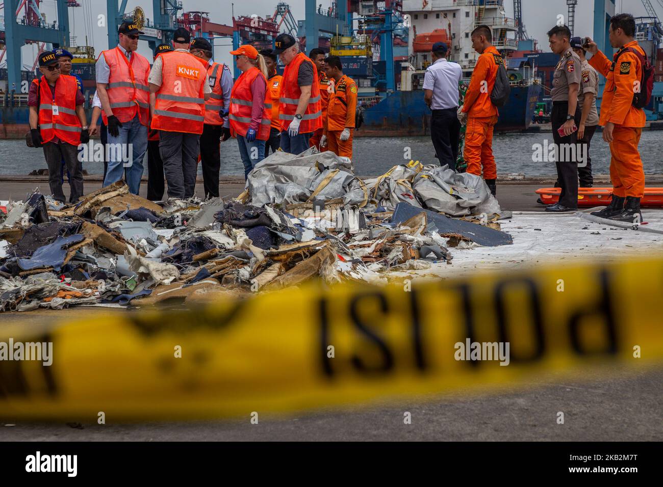 Jakarta, Indonesien, 01. November 2018 : die Gruppe des Nationalen Transportsicherheitsausschusses der Vereinigten Staaten und des Indonesischen Sicherheitskomitees für Transport besuchen den Hafen von Tanjung Priok, um die Trümmer des Lion Air-Flugzeugabsturzes in Tanjung Karang Sea-West Java zu untersuchen. NTSB hilft bei der Untersuchung der Ursache des Flugzeugabsturzes. (Foto von Donal Husni/NurPhoto) Stockfoto