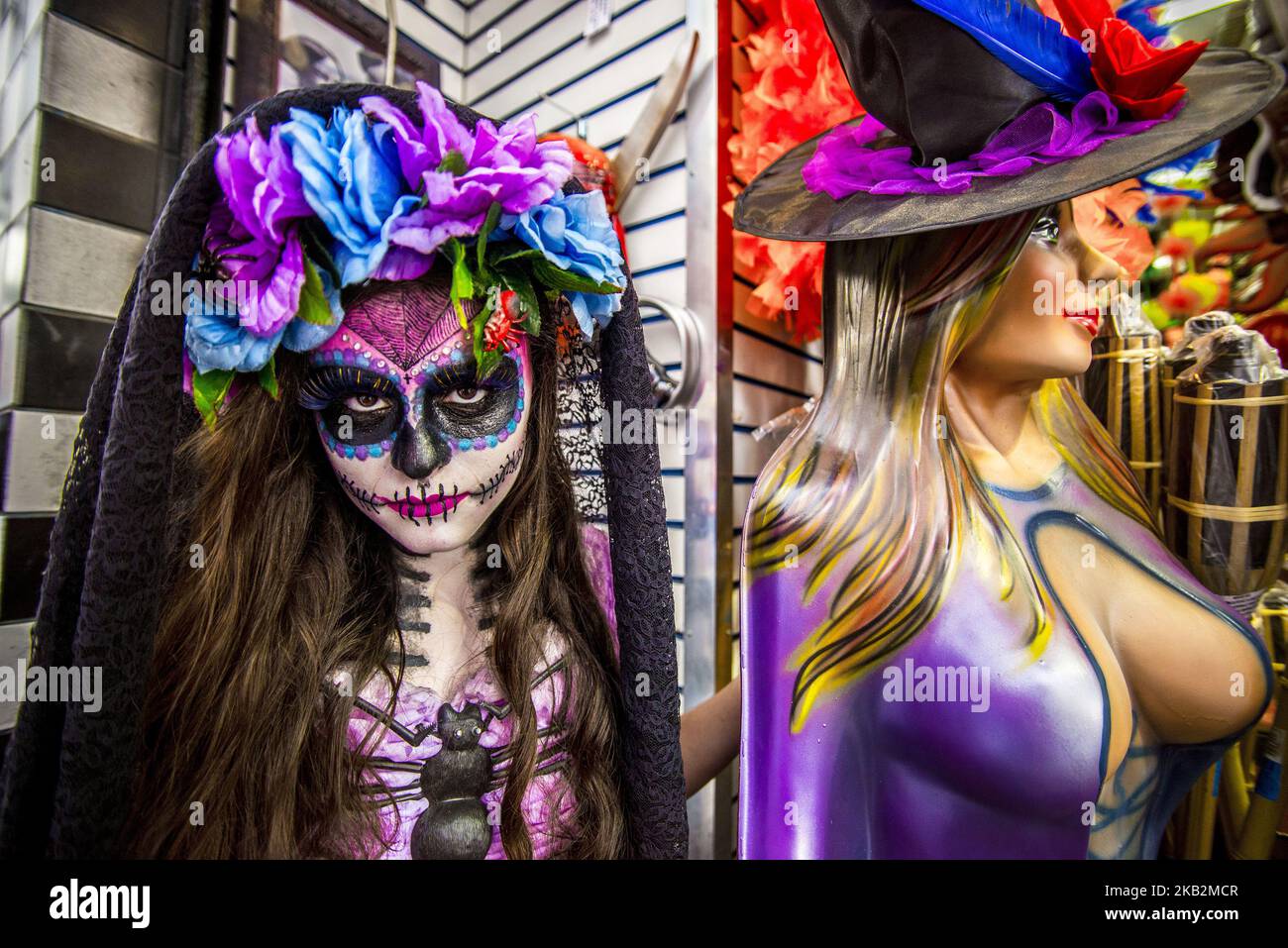 Mädchen mit Fantasie und catrina Make-up erschüttert Transeuenten und Konsumenten am 31. Oktober 2018 in Sao Paulo, Brasilien. La Catrina de los toletes, in der mexikanischen Populärkultur, ist die Darstellung des Skeletts einer Dame der High Society. Sie ist eine der beliebtesten Figuren der Day of the Dead Party in Mexiko. (Foto von Cris FAGA/NurPhoto) Stockfoto